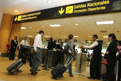 ACCIONES DEL ESTADO PERUANO EN APOYO A LA CONECTIVIDAD 2. Optimización de la capacidad ATS y Aeroportuaria. Mejora en la puntualidad de las líneas aéreas.