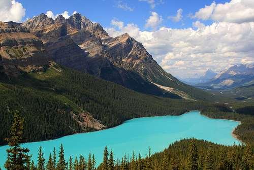 Desayuno. Este día lo dedicaremos a visitar los lagos más famosos de Canadá.