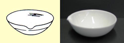 Cápsula de Porcelana: Utensilio Construido de porcelana, de forma semiesférica con un pico en su costado.