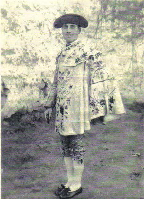 Imagen: Rafael vestido con traje de luces antes de una