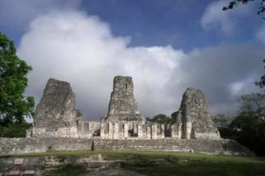 las zonas arqueológicas de Chicanna, Becán e