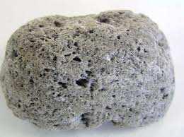 por un volcán. Ejemplos: basalto y pumita o piedra pómez.