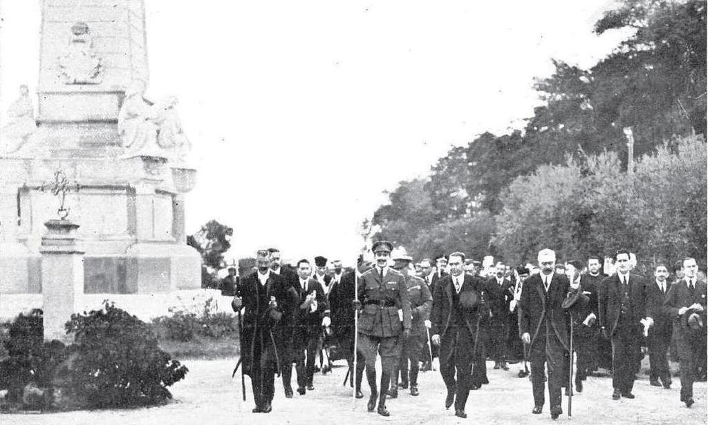 Alfonso XIII desfilando junto al monumento al Sagrado Corazón de Jerez, tras ser nombrado hermano mayor de la