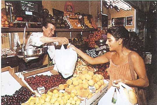 La inversión total en este tipo de productos para su consumo en los hogares fue de 936.049 millones de pesetas, de los cuales 438.900 se corresponden con el gasto en frutas frescas, 363.