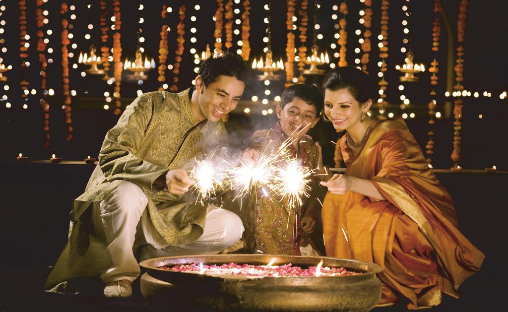 FESTIVAL DE DIWALI Diwali es quizás el más feliz de los festivales hindúes. De todas las fiestas que se celebran en la India, Diwali es sin duda el más glamoroso e importante.
