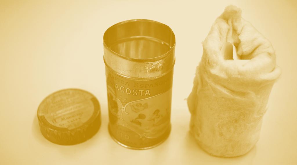 DOSSIER 53 Envase metálico y algodón protector originales de un cilindro de la Sociedad Fonográfica Española Hugens y Acosta.