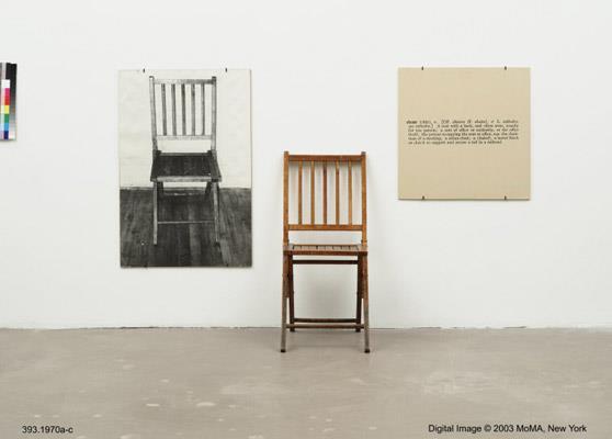 Uno de los ejemplos tempranos del arte conceptual es Una y tres sillas, de Joseph Kosuth, artista estadounidense que en 1965 creó una obra que consiste en una silla plegable de madera, una fotografía