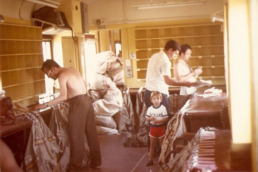 Foto 16.- Año 1987. Miembros de la tripulación del Tren Postal realizan las tareas de clasificación del correo antes de la salida de Alicante. Mi hijo Ignacio, de visita, posa entre ellos.