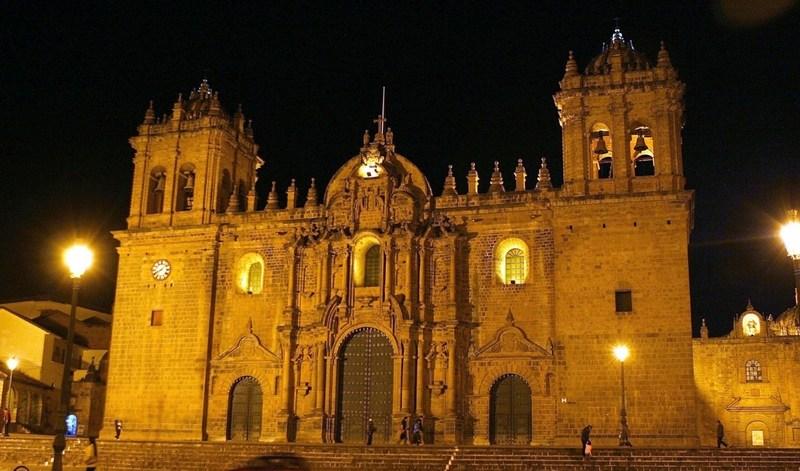 Catedral del Cusco Vista parcial de la Catedral La Catedral del Cusco o Catedral Basílica de la Virgen de la Asunción es el principal templo de la ciudad del Cusco, en el Perú y alberga la sede de la