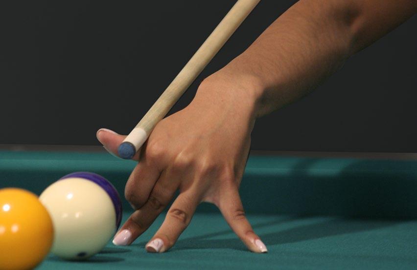 8 técnica Cuando se requiere una ejecución o tacada por encima de una bola diferente a la tacadora, se deben ubicar los dedos con las yemas apoyadas sobre la mesa y el dedo pulgar estirado y apoyado