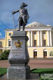por Pedro I El Grande, siendo la capital del Imperio Ruso desde 1712 hasta 1918, en el que Lenin devolvió la capitalidad a Moscú.