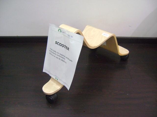 SCOOTER -Fabricado con madera certificada de bosques controlados.
