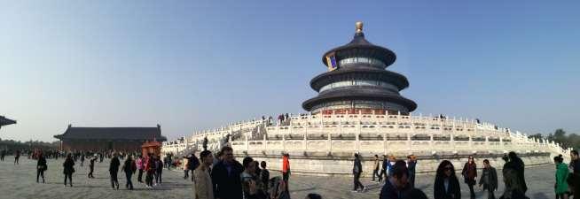 La Gran Muralla China, una interminable serpiente de piedra con centenares de torres de vigilancia, es uno de los mayores atractivos turísticos de la misteriosa China.