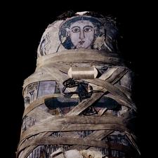 -Busto Colosal de Ramsés II, el joven Memnón Ramsés II sucedió a su padre Sethi I alrededor de 1279 a.c. y gobernó durante 67 años.