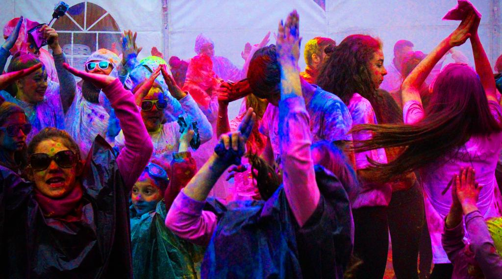 Fiestas llenas de luz y color Holy Party es la fiesta de los colores, gran ambiente durante las casi 4 horas de música ininterrumpida en las que nuestros djs haran vibrar al público con la mejor