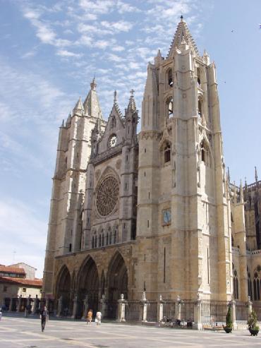 Arte Gótico ARQUITECTURA La catedral de León Fue construida en el siglo XIII sobre el emplazamiento de una obra anterior, reinando Alfonso X el Sabio.