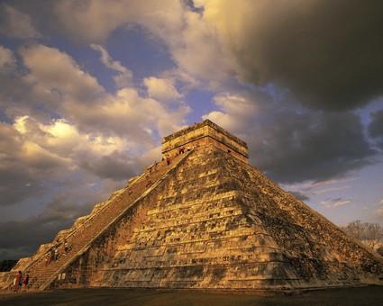 Tras la caída de México-Tenochtitlan, la élite gobernante mexica fue sometida e integrada gradualmente a la sociedad colonial, recuperando muchos de ellos cargos y privilegios.