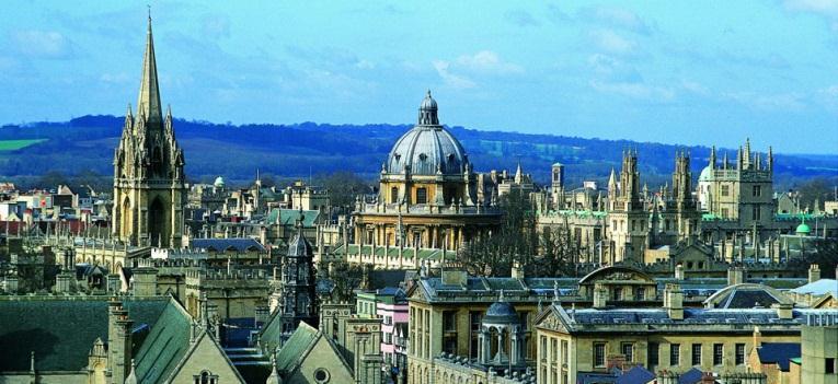 Oxford: 7días / 6noches Oxford es una ciudad universitaria británica ubicada en el condado de Oxfordshire, en Inglaterra, y es el hogar de la Universidad de