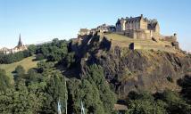 Edimburgo: 5días / 4noches Ubicada en la costa este de Escocia y famosa por su castillo y sus