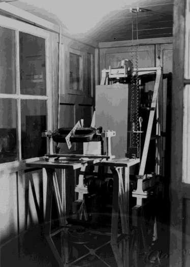 SISMÓGRAFO WIECHERT VERTICAL Spindler & Hoyer, Göttingen (1923) Originalmente era un sismógrafo mecánico de péndulo cenital rotacional, que registraba la