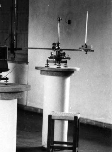 DECLINÓMETRO SARTORIUS Sartorius Werke, Göttingen (1920) Magnetómetro de torsión utilizado para la medida absoluta de la declinación (D) del campo magnético terrestre.