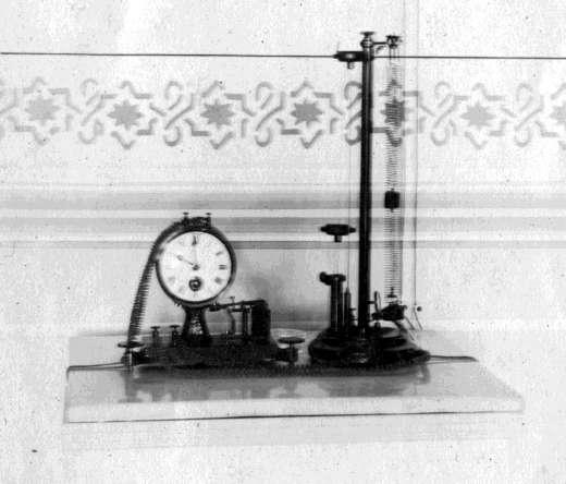 SISMOSCOPIO AGAMENNONE Ufficio Centrale di Meteorología e Geodinámica, Roma (1909) Sismoscopio eléctrico de doble efecto para la detección de terremotos y el