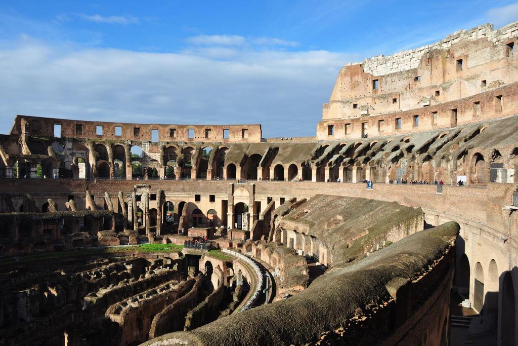 En el Coliseo tenían lugar luchas de gladiadores y espectáculos públicos.
