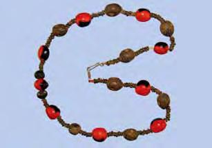 Figura 17 Pulsera hecha con semillas rojas con negro de Ormosia schippii (Fabáceas), mostrando la mancha