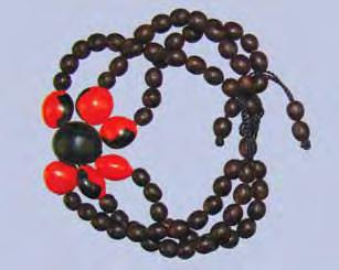 Figura 20 Collar hecho con semillas de Ormosia schippii (Fabáceas) (semillas grandes rojas con negro) y
