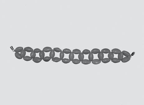 Figura 9 Collar hecho con semillas negras o pardas pequeñas y esféricas de Canna spp.