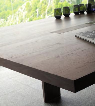 El acabado atamborado de las mesas, acorde con las tendencias de diseño actual, satisface las exigencias de una pieza gruesa y robusta, aportando una ventaja indiscutible en cuanto a