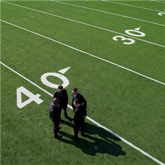 8 Un campo de fútbol tiene 100 metros de longitud y 50 metros de ancho. Cual es el área total del campo?