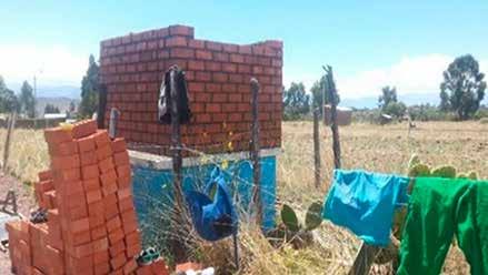 Foto 4. Construcción de caseta de cloración en Huamanguilla, Huanta, Ayacucho. Muro de albañilería Instalación de techo ligero (calamina) y puerta metálica de doble hoja.