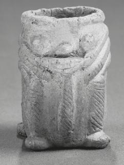 Cultura: Ylama (3.500-2.000 antes del presente) Dimensiones: 14.4 x 14.2 cm. octubre Figura con la representación de un vaso culebrero, muy parecido a de la imagen anterior.