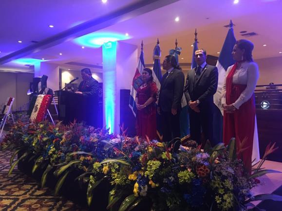 El encargado de negocios de Honduras en el Ecuador, Roberto Valenzuela, la cónsul general Carolina Nolasco y otros funcionarios de