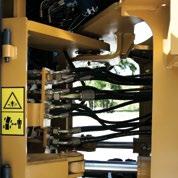 El tablero de instrumentos provee tda la información de la máquina, los pedales estan ubicados en una posición