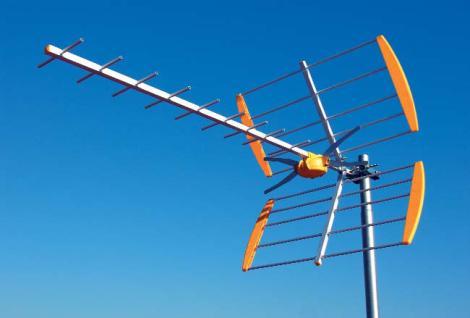 las señales de televisión analógica y digital terrenales se emplea una antena comercial tipo Yagi, compuesta por 9 elementos directores, 1 dipolo triangular, y doble reflector tipo V.