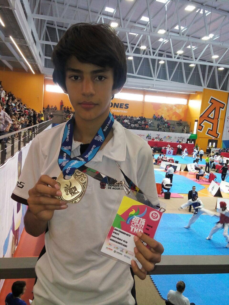 Después de 4 combates ganados Juan Fernando obtuvo la medalla de oro en su categoría cadete (menos de 45 kg).