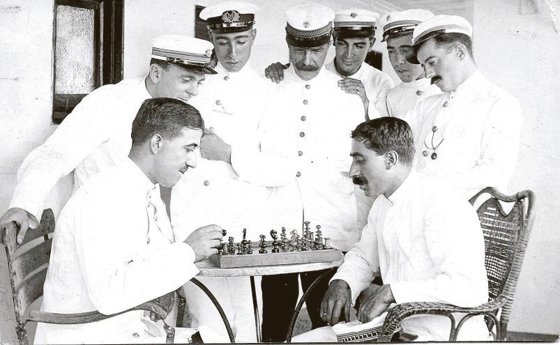 FARO DE VIGO REPORTAJE Arriba, algunos oficiales del Príncipe de Asturias juegan al ajedrez y el puente de mando del buque. A la derecha, el capitán, José Lotina.