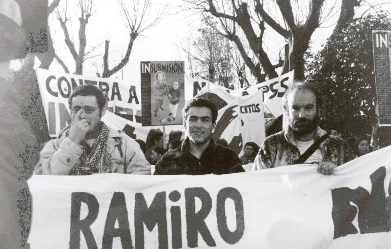 FARO DE VIGO DOMINGO, 31 DE ENERO DE 2010 13 REPORTAJE Manifestación en Santiago en 1998 en solidaridad con Elías Rozas y Ramiro Paz, los dos primeros insumisos en los cuarteles del Estado.