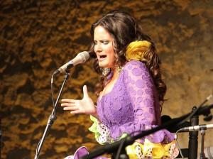 escasas dotes cantoras empeñada en aprender los secretos del flamenco.
