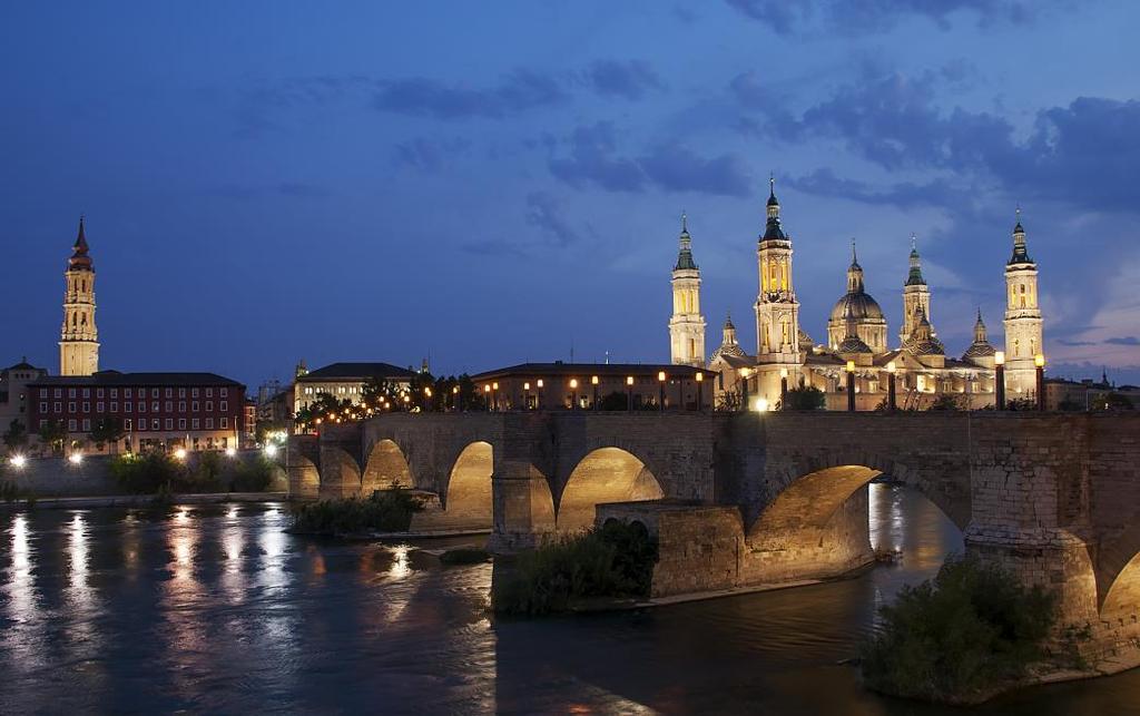 Zaragoza ofrece a sus visitantes un rico patrimonio histórico-artístico, fruto de sus más de dos mil años de historia.
