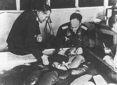 DEGRADACION DEL PROFESIONALISMO Experimentos médicos sobre hipotermia en el campo nazi de Dachau. Fuente.