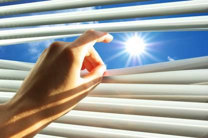 En general, la colocación de persianas o contraventanas en el exterior de las ventanas es beneficiosa para reducir la pérdida de calor en invierno y la entrada de radiación solar en verano.