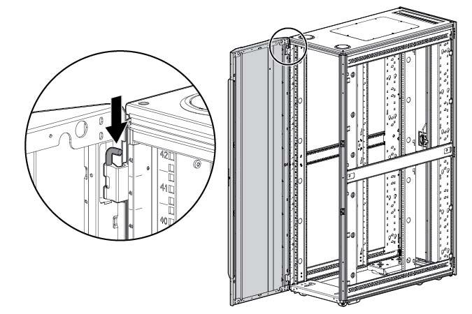 2. Levante el pasador de la bisagra superior y, a continuación, deslice la bisagra superior de la puerta en el lugar adecuado. 3.