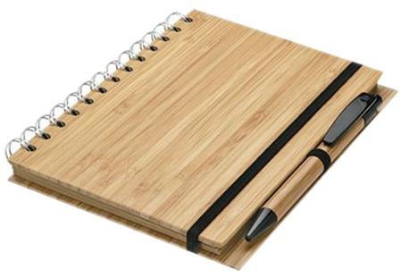 Cuaderno que simula madera en su cobertura, con pluma.