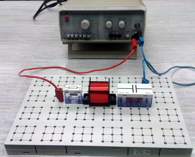 Con el circuito ya montado se encenderá el generador de funciones. Mediante la rueda y los botones correspondientes se ajustará la frecuencia de la función para cada caso.