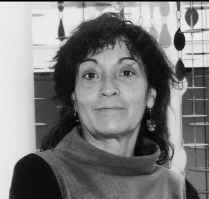 Blanca Desvelada es su tercer unipersonal con su propio equipo Aleteo. Dirección Montse Bonet Montse estudió en el Institut del teatre y en la Escuela Jacques Lecoq de París.