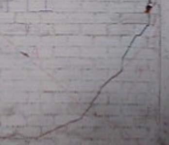 Muro M1. Aumentaron los daños en los ladrillos superiores, la grieta diagonal alcanzó un grosor de 11mm.
