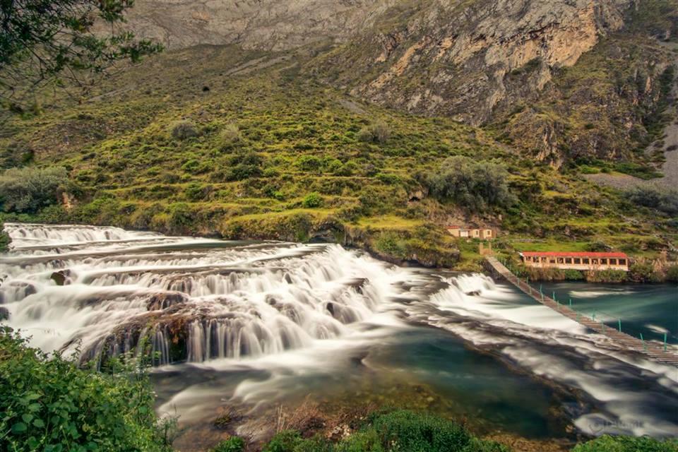 En su viaje a la reserva paisajística Nor Yauyos; o en city tour por los alrededores de nuestra comunidad puedes visitar las bellas cascadas de Cabracancha, donde podrá conocer nuestro muelle, es un